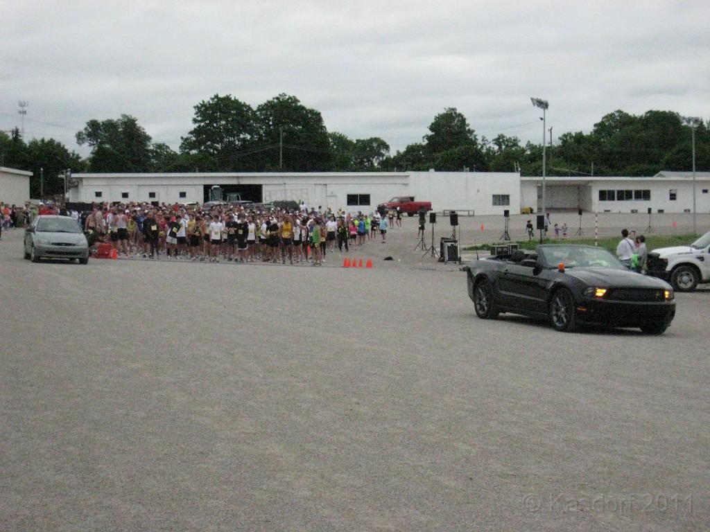 Solstice Run 2011 10M 007.JPG - The 2011 Solstice 10 Mile race in Northville Michigan. Once around the horse race track then through the neighbourhoods. Finish in the park downtown.